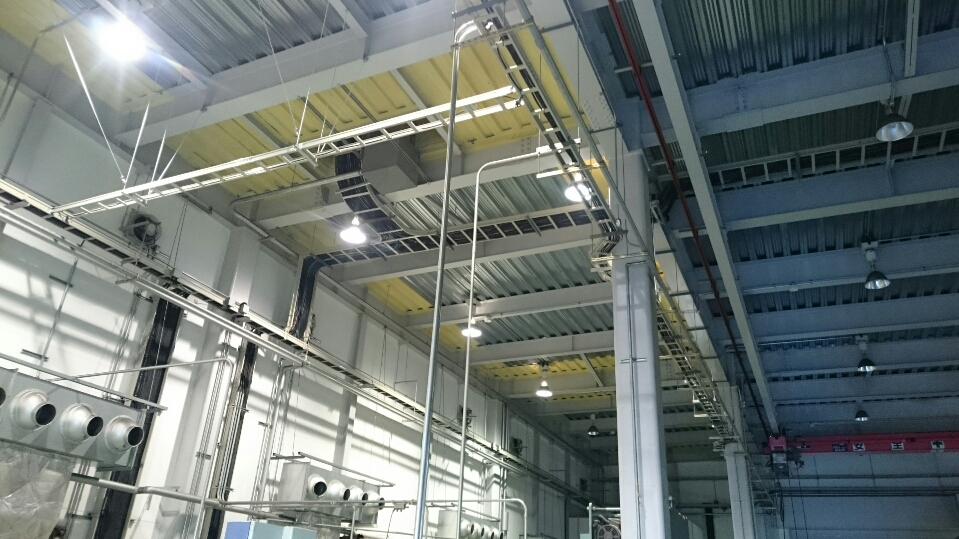 工場の電気設備工事：天井のケーブルラック配線（U-DENKIの施工現場）